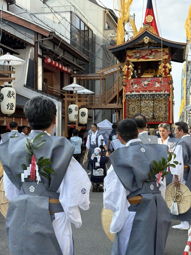 祇園祭 後祭・巡行の朝。裃姿の人たちの背に「蘇民将来子孫也」の護符と青葉