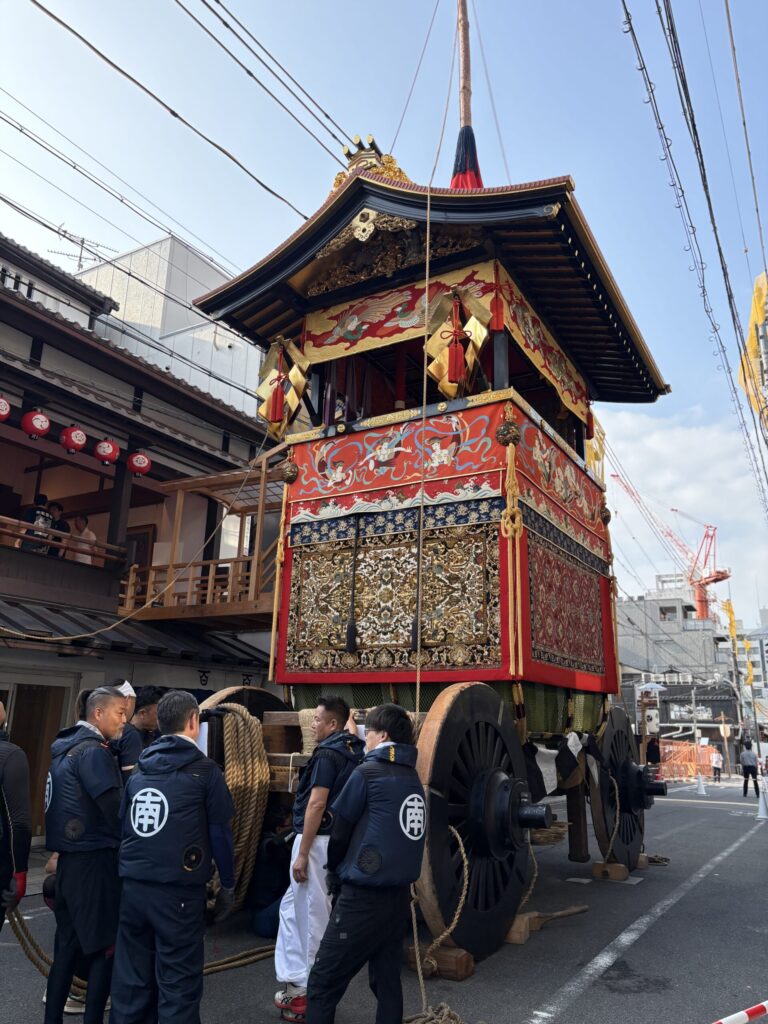 祇園祭 後祭・巡行の朝、出発を待つ南観音山と支度をする人たち
