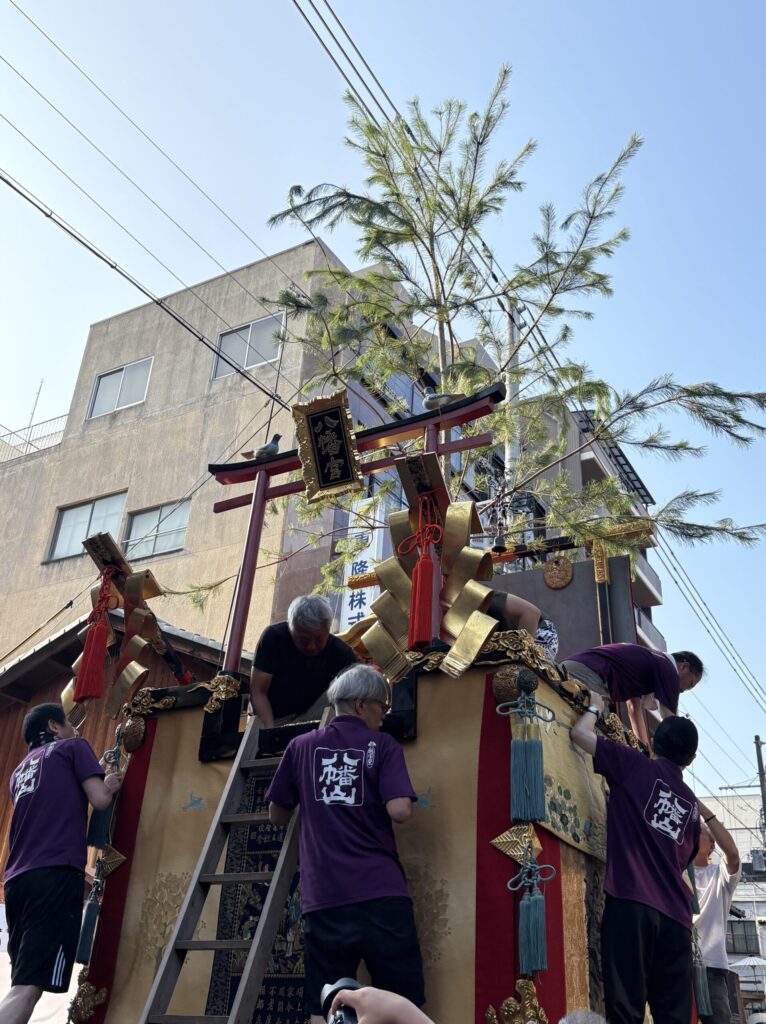 祇園祭 後祭・巡行の朝、八幡山に真松と朱の鳥居を立てる人たち