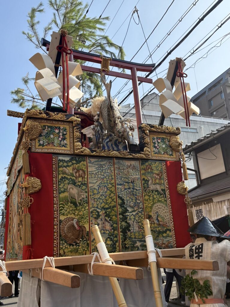 祇園祭 後祭・鯉山の全景。屋根の上に滝をのぼる鯉、朱の鳥居と真松
