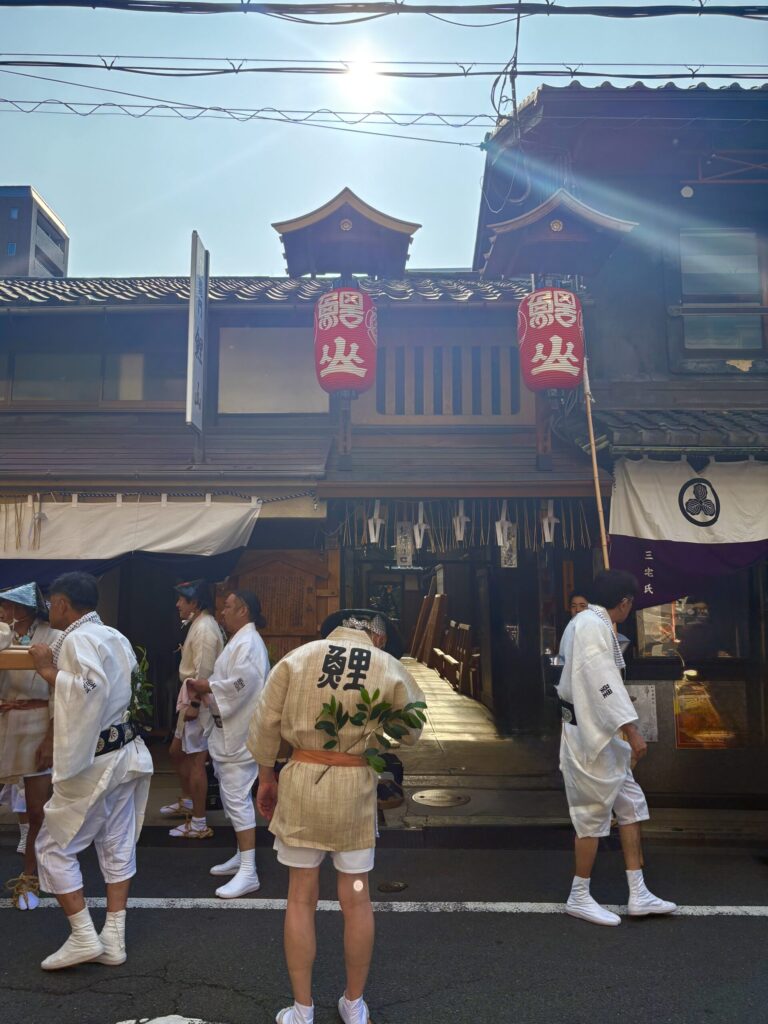 祇園祭 後祭・巡行の朝、鯉山の会所前に集まる舁き手たち