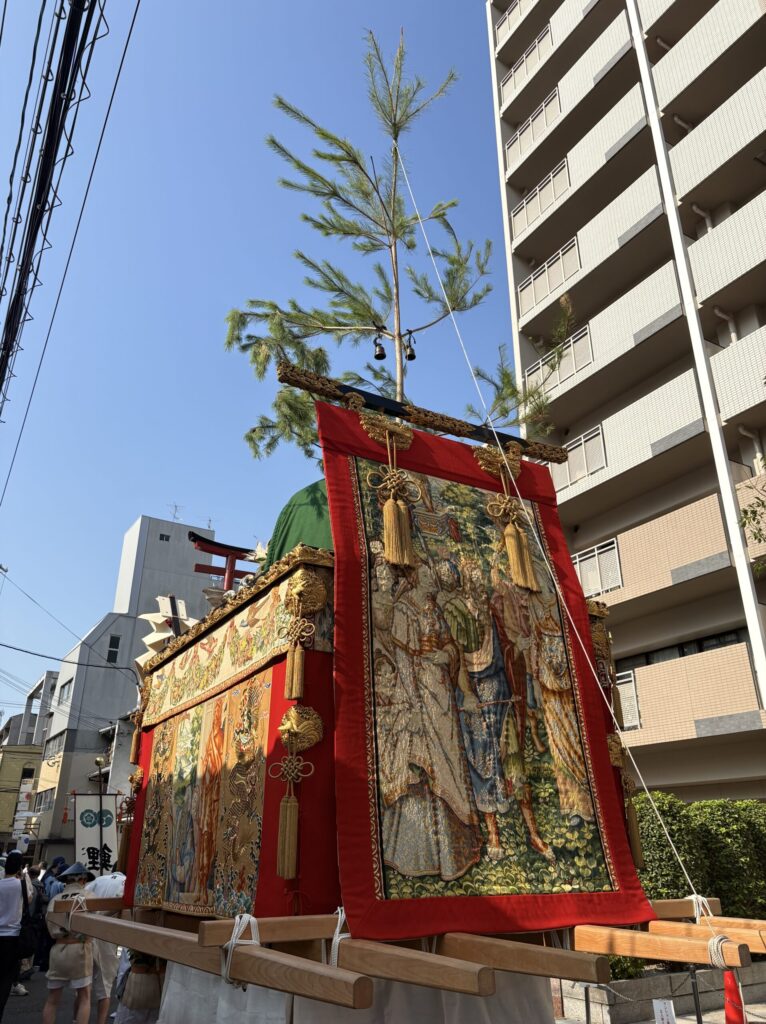 祇園祭 後祭・鯉山の見送。ベルギー製のタペストリーが朝の光を受ける