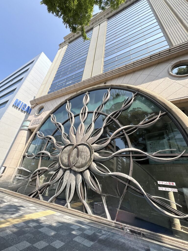 京都・御池通のビルを飾る、太陽と月をかたどった大きな鉄の装飾