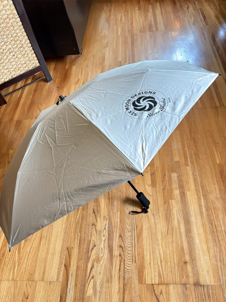 開いたシルバーシャドウ ミニ。上面は銀色で、SIX MOON DESIGNS のロゴが入っている