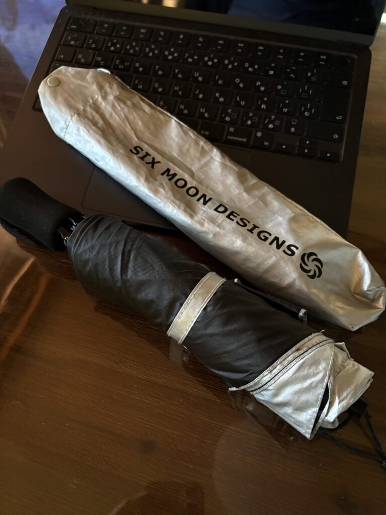 畳んだシルバーシャドウ ミニと収納袋。ノートパソコンのキーボードとほぼ同じ長さ
