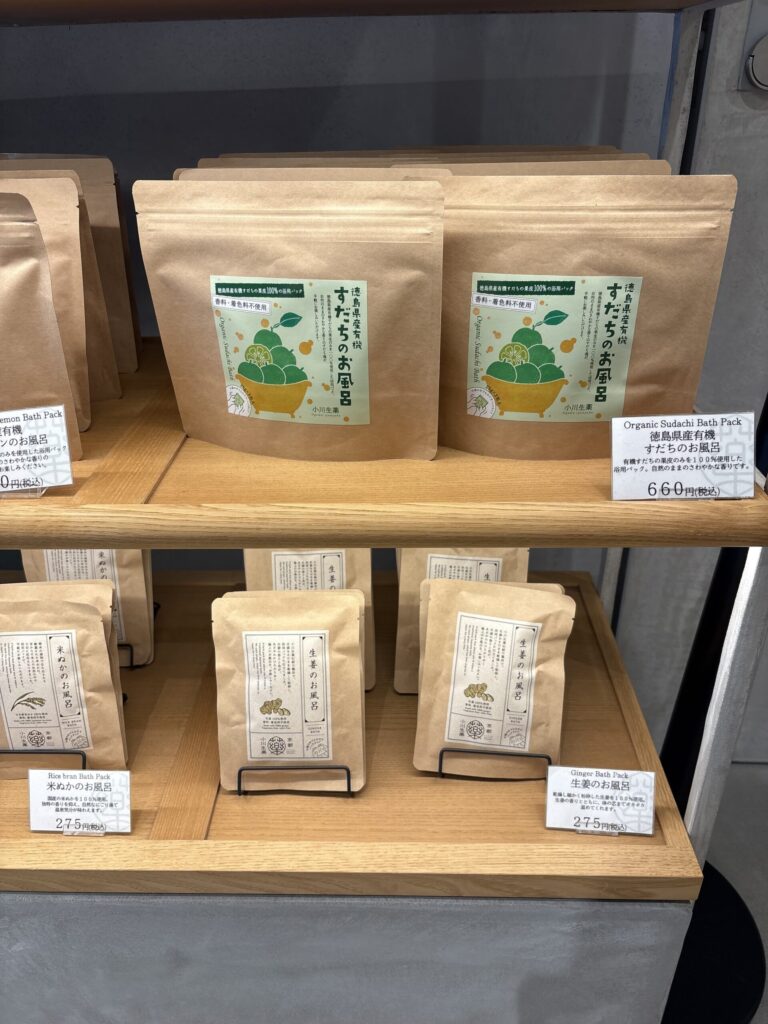 京都小川生薬の店内　徳島県産有機すだちのお風呂パックが並ぶ棚