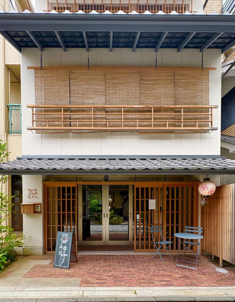 京都ひとり旅で見つけた2254 HOTEL & LOUNGEの外観。宮川筋に建つ瓦屋根と木格子の町家