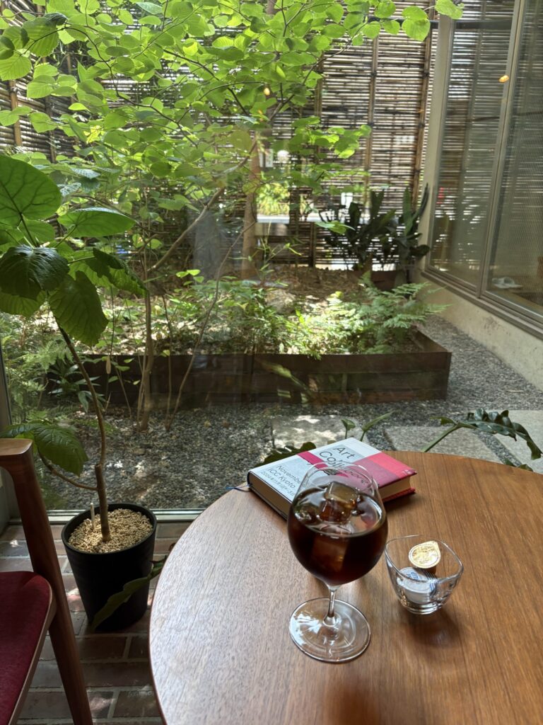 2254 HOTEL & LOUNGEの中庭が見える席。京都ひとり旅の休憩に、アイスコーヒーを一杯