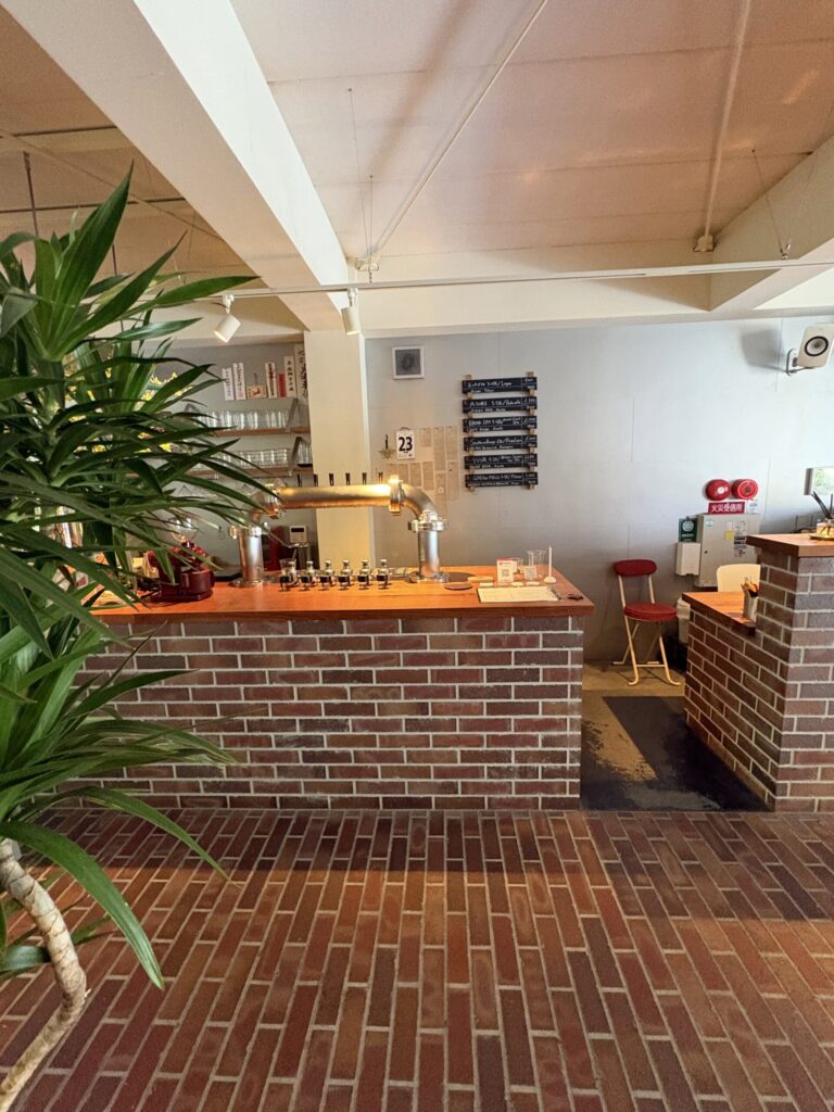 2254 HOTEL & LOUNGEのカウンター。7つのビールサーバーとクラフトビールの黒板