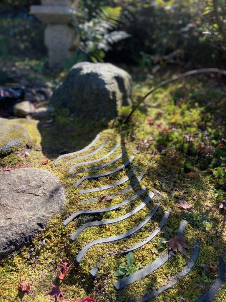 瓦の波線と苔