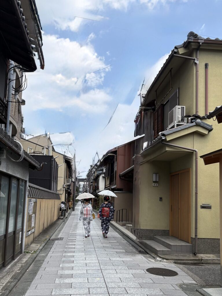 京都ひとり旅で歩いた宮川町通。日傘をさした舞妓さんふたりが石畳を行く