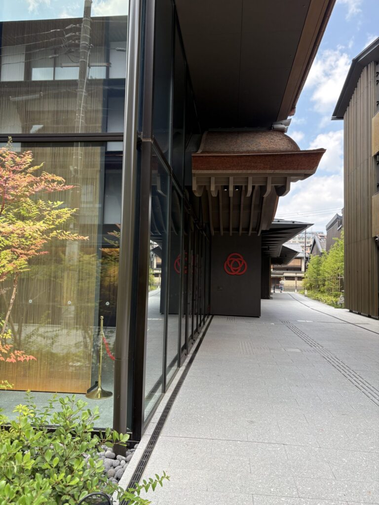 新しくなった宮川町歌舞練場・三ツ輪座。赤い三つ輪の紋が入る建物