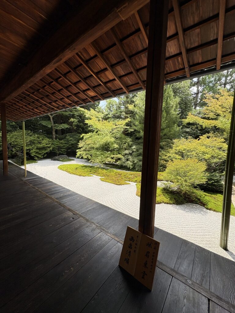 西来院の枯山水庭園「峨眉乗雲」。縁側の先に白砂と苔が広がる