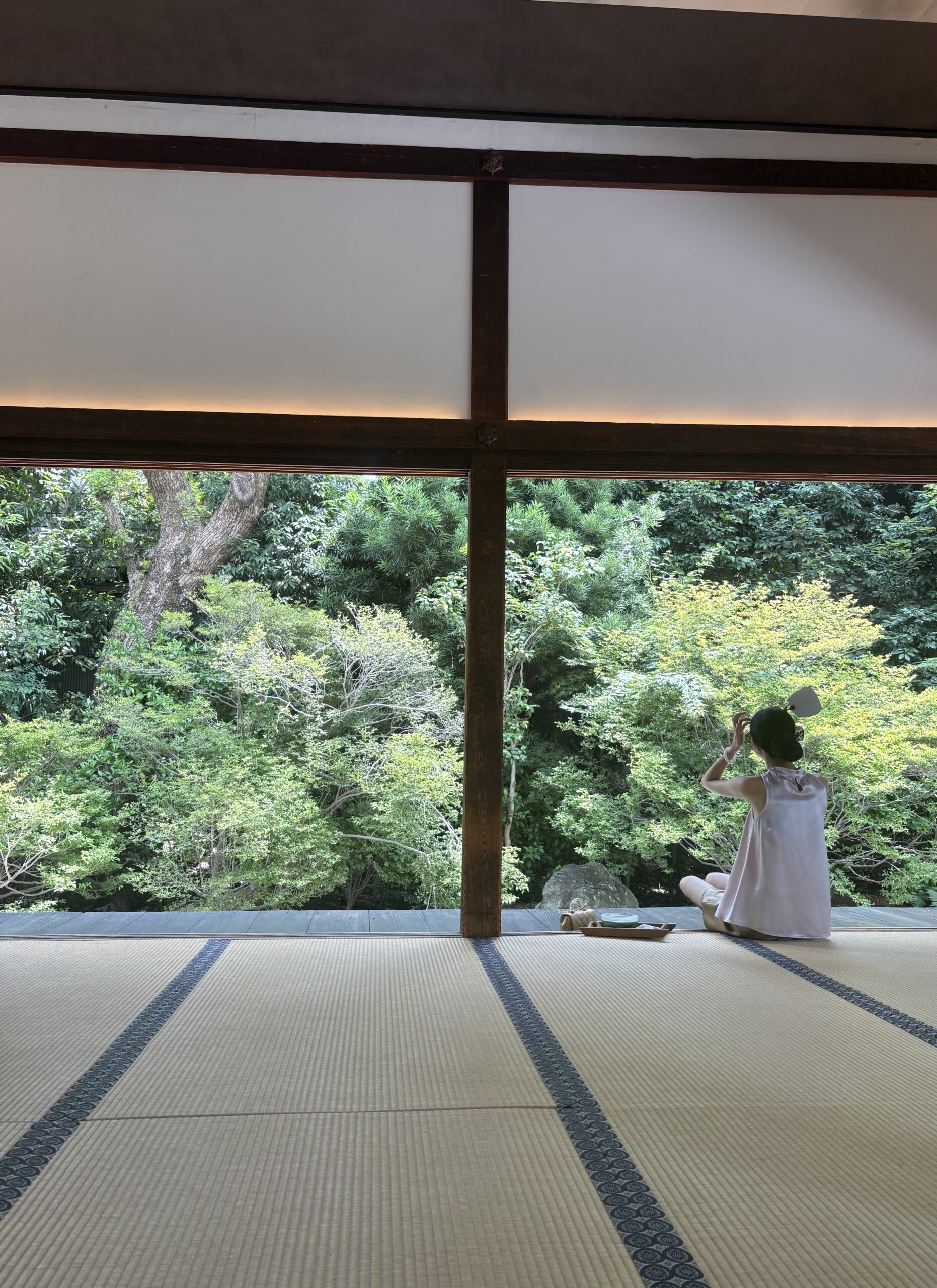 西来院の縁側から庭を眺める。禅の喫茶去の抹茶とともに