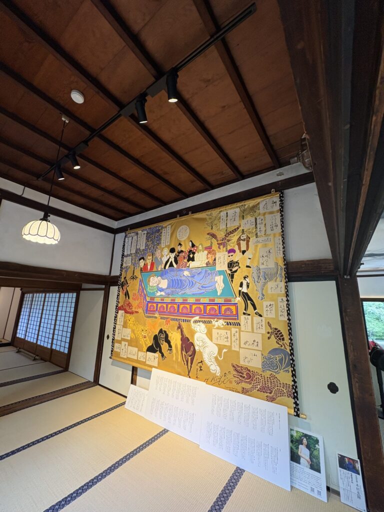 西来院の「俳句涅槃図」。木村英輝作、黛まどかの俳句が短冊で散らばる