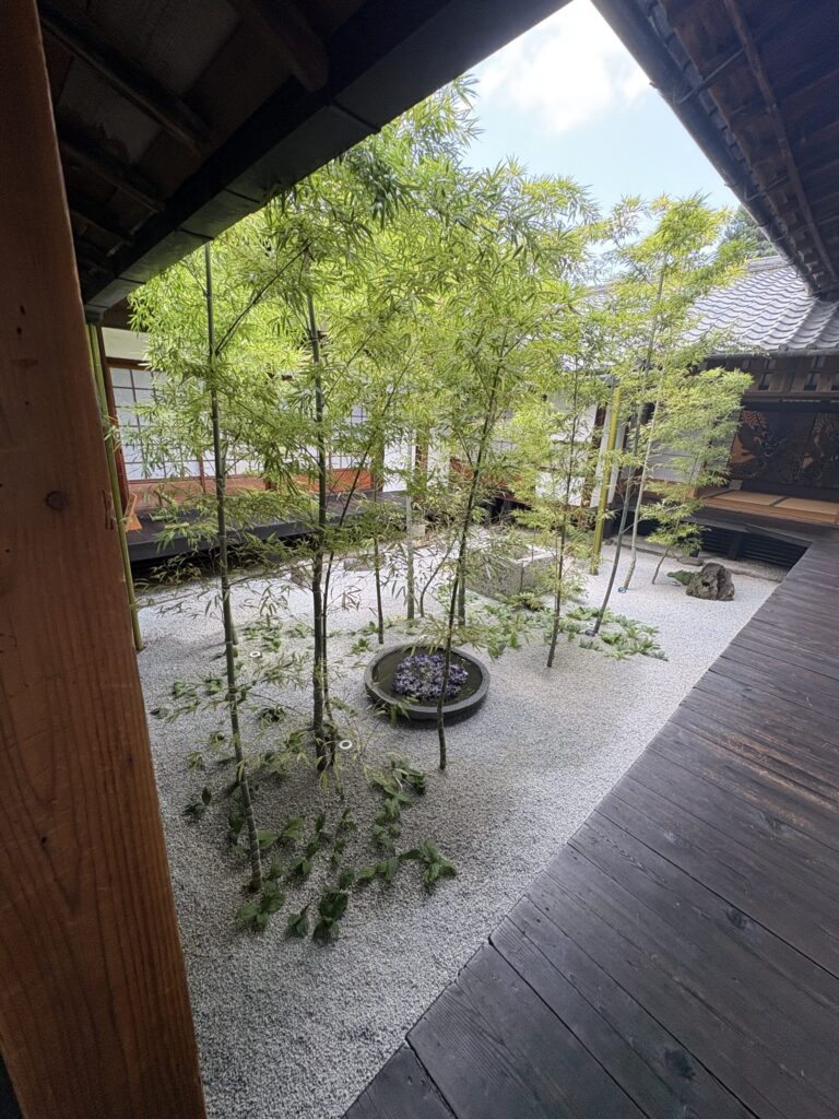 西来院の中庭。白砂から立ち上がる細い竹と、丸い水鉢