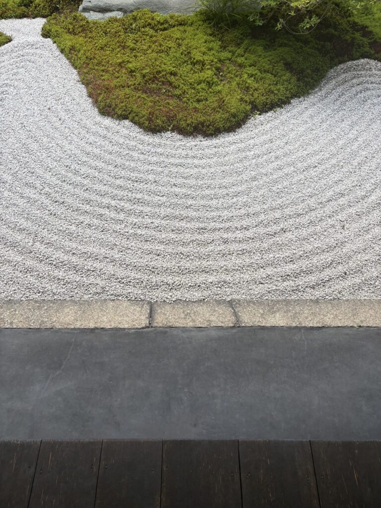峨眉乗雲の白砂。波のような箒目と、緑の苔の際