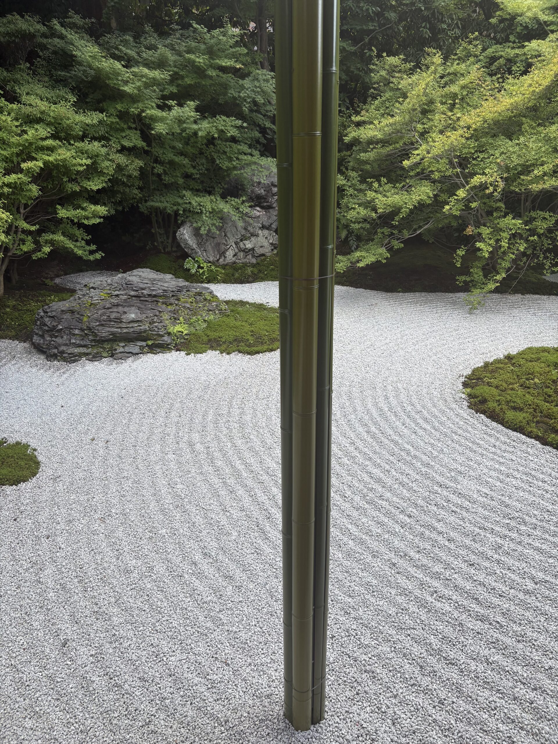 竹の樋越しに見る西来院の枯山水。白砂に据えられた石組