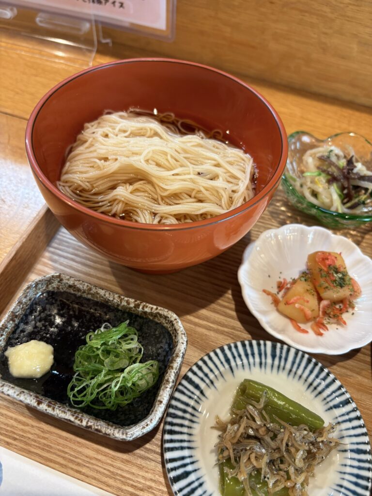 ごはんや村上の冷えた素麺。薬味は刻んだ青ねぎと生姜