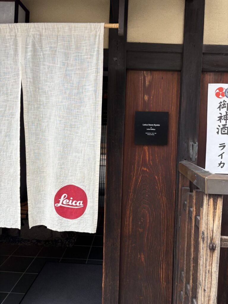 Leica Store Kyotoの案内。2階がギャラリー、11時から19時、月曜定休