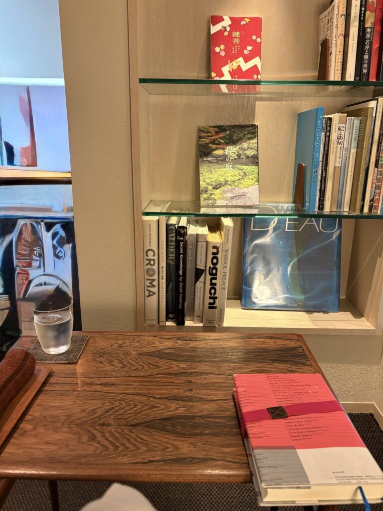 ZEN CAFEの席。鍵善良房の本や画集が並ぶ棚のそばで
