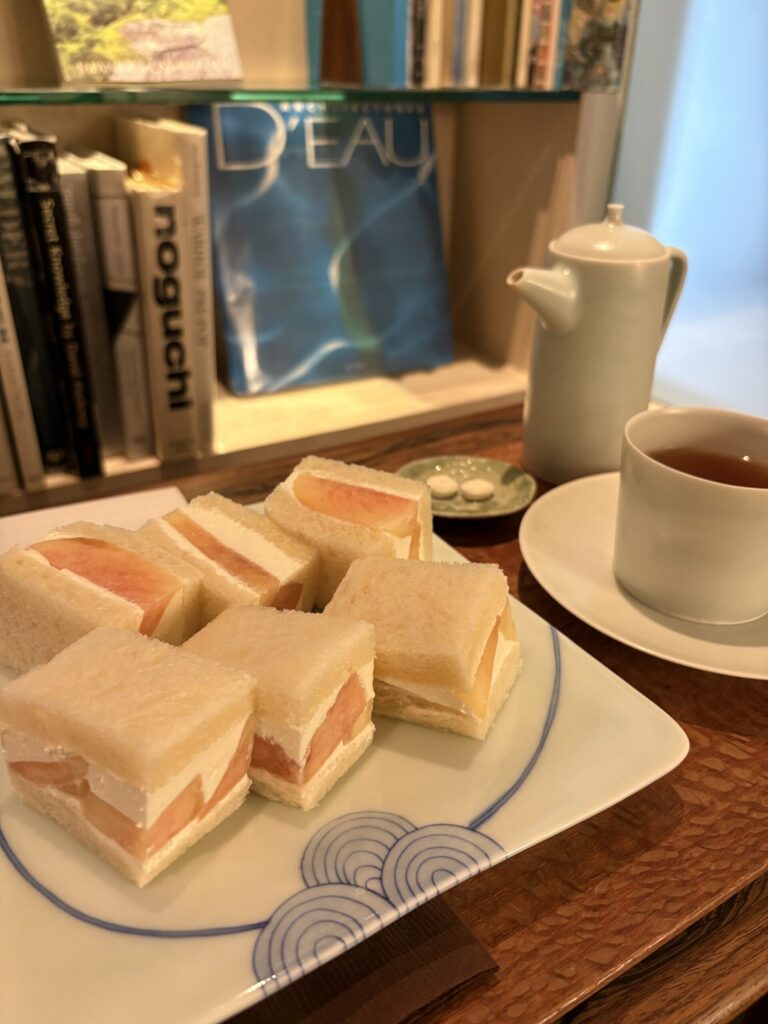 ZEN CAFEのフルーツサンド。白いクリームに、桃がひと切れずつ