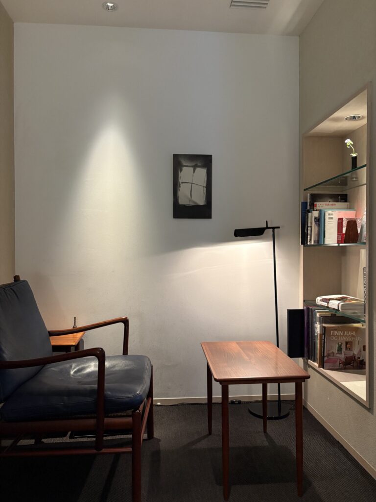 ZEN CAFEの一角。北欧の椅子と、壁にかかる一点