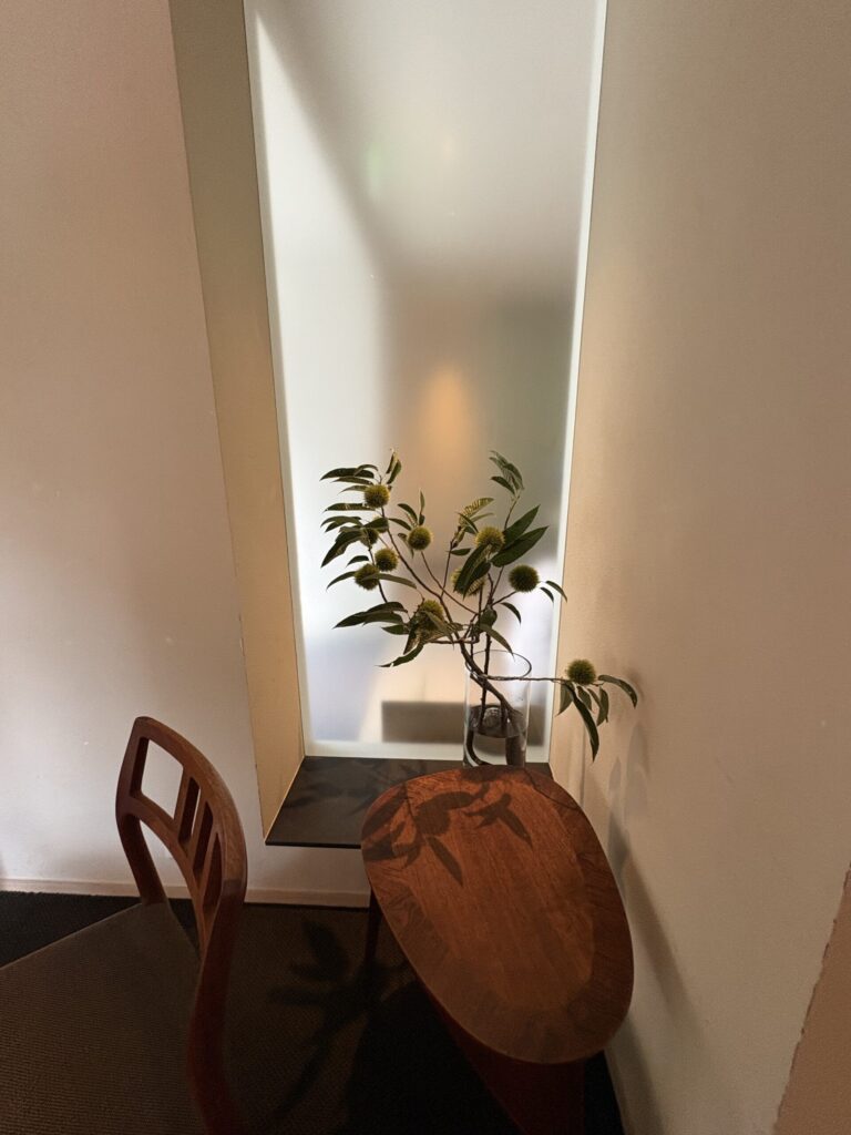 ZEN CAFEのニッチに活けられた、いがのついた栗の枝