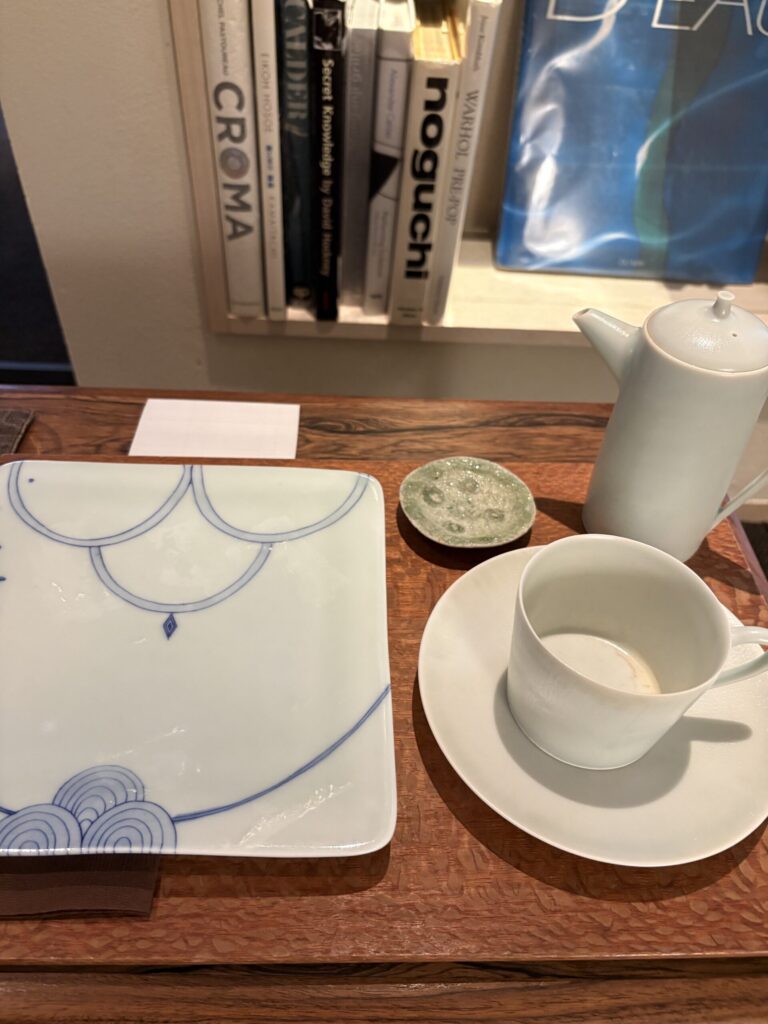 食べ終えたZEN CAFEの器。波紋を描いた白い皿と、白磁のポット