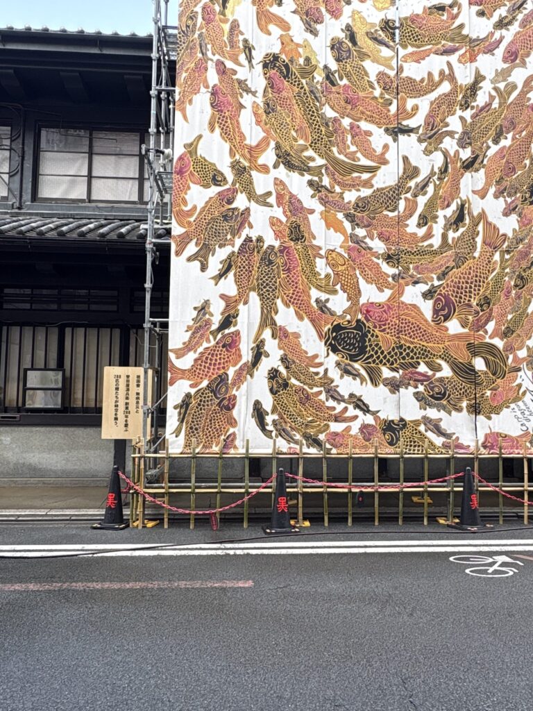 誉田屋源兵衛の鯉の幕。創業288年を祝い、288匹の鯉が舞う
