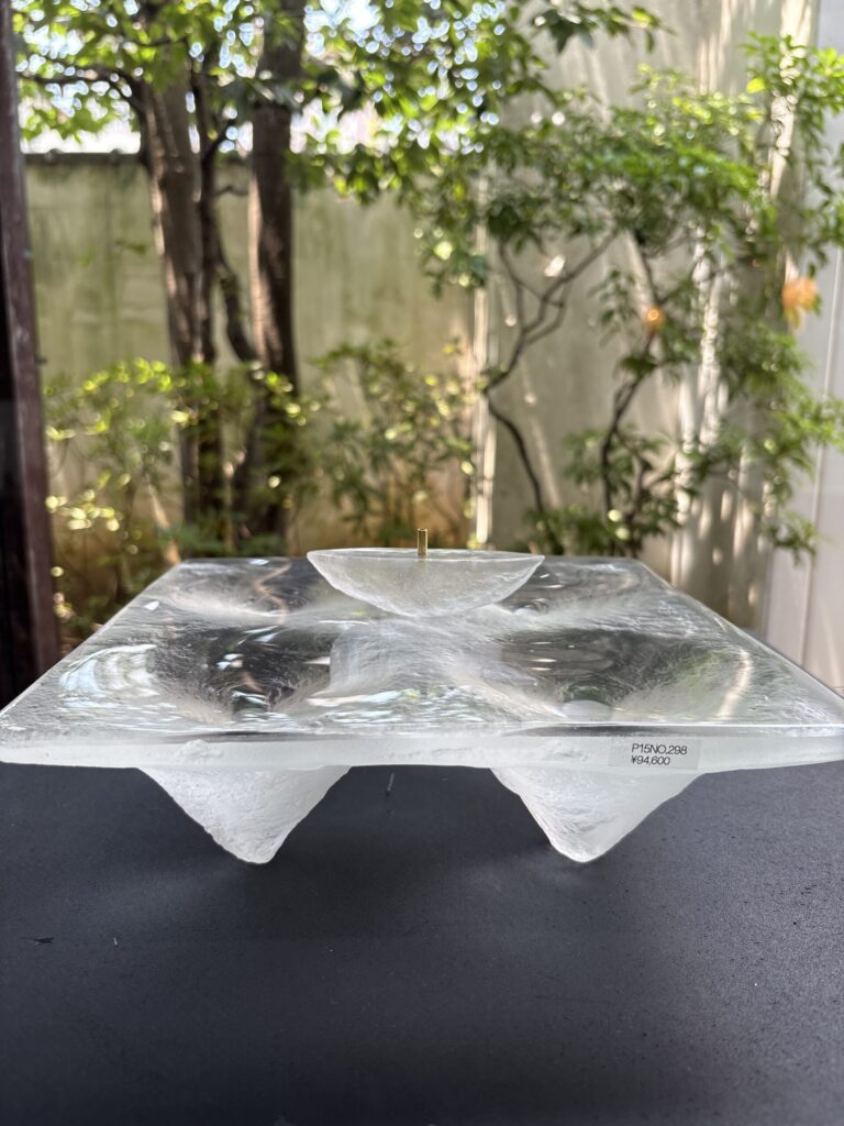 気泡を閉じ込めた四角いガラスの器。光を通して表情が変わる