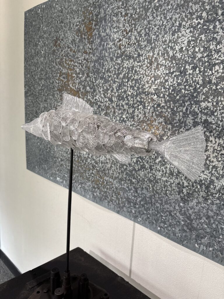 ガラスの鱗を一枚ずつ重ねた〈かなしみの魚〉