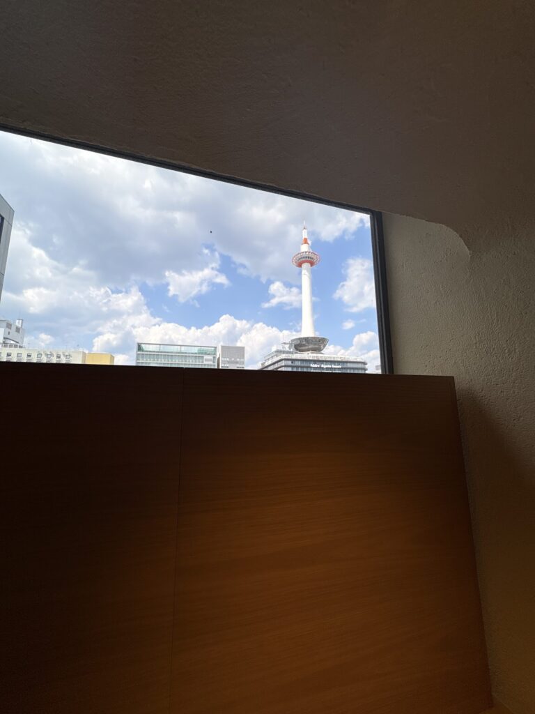 福茶の窓から見えた京都タワー。夏の雲が流れる