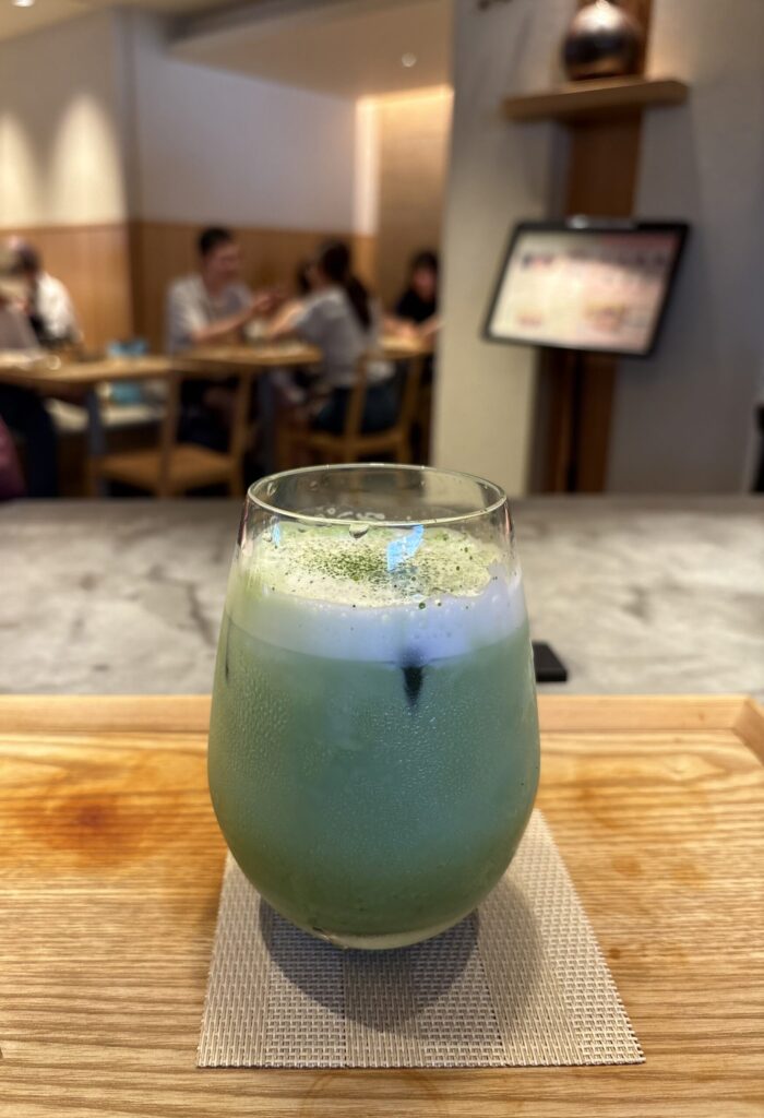 旅の終わりの一杯。京都駅・福寿園の抹茶ラテ