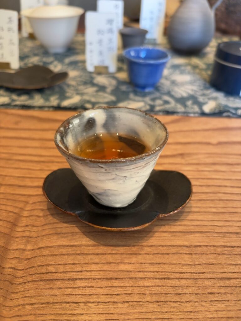 白い湯呑みに注がれた、琥珀色のお茶