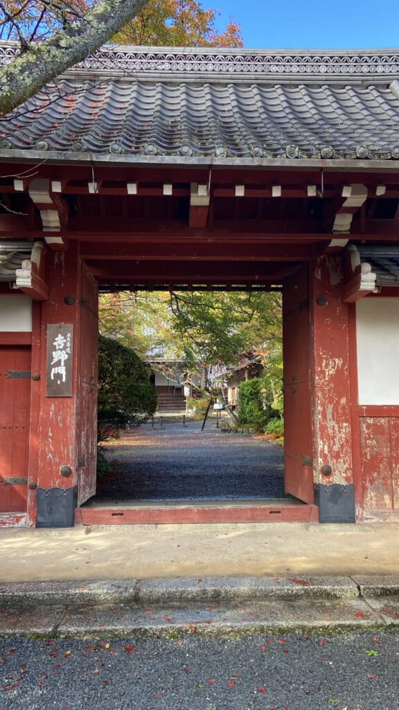 常照寺の朱塗りの山門「吉野門」。吉野太夫が寄進したと伝わる門の奥に境内が見える