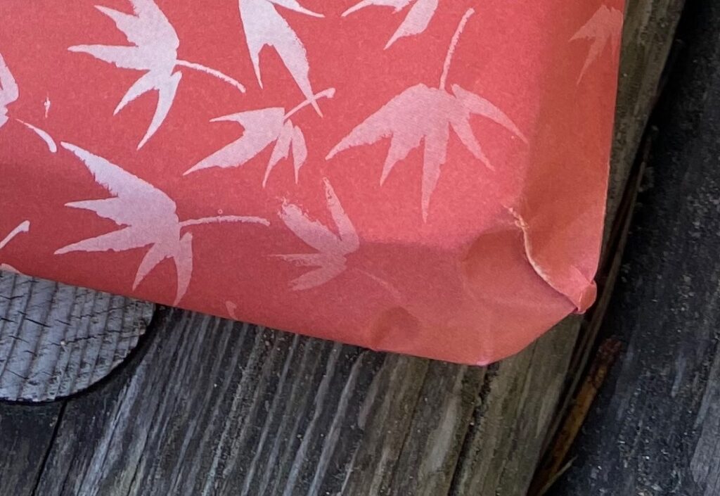 紅葉柄の紙に包まれた包みの角