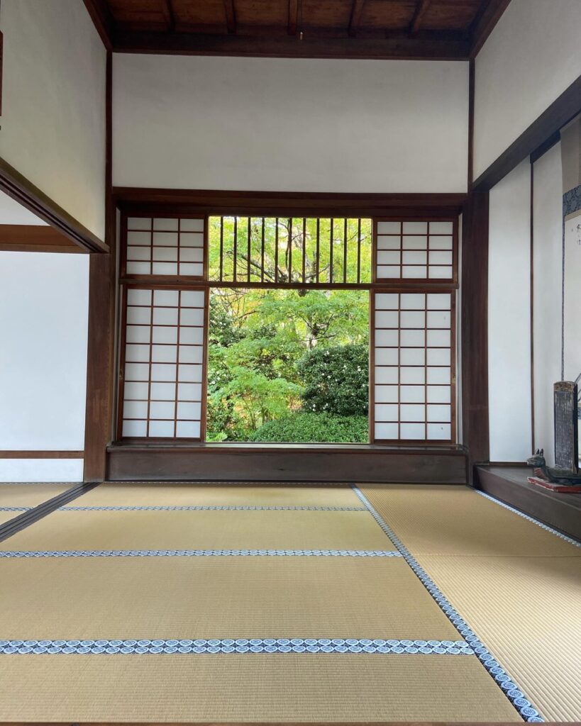 源光庵の迷いの窓。角窓の向こうに庭の緑
