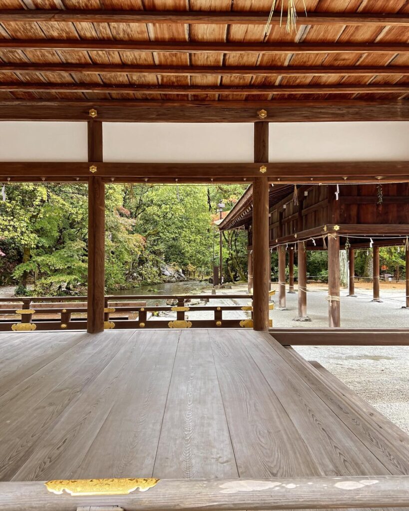 上賀茂神社のおみくじ。第十三番 中吉、式子内親王の歌が添えられている