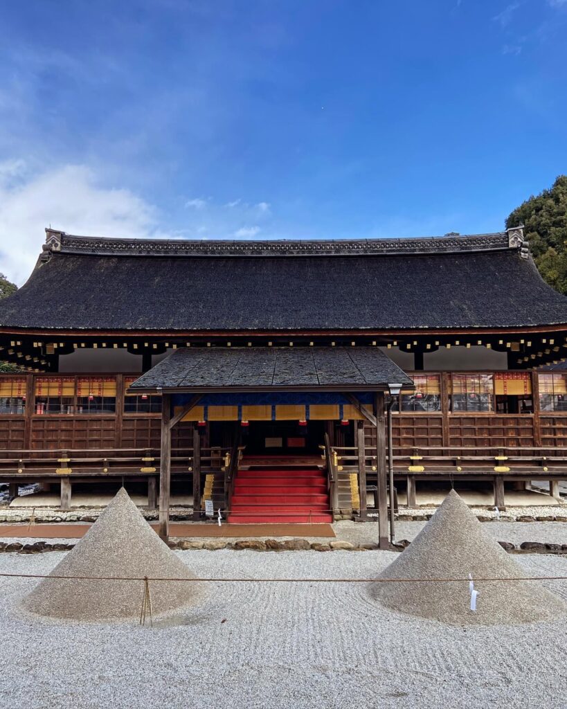 上賀茂神社の細殿と立砂。円錐形の砂の山がふたつ、盛り塩の起源とされる