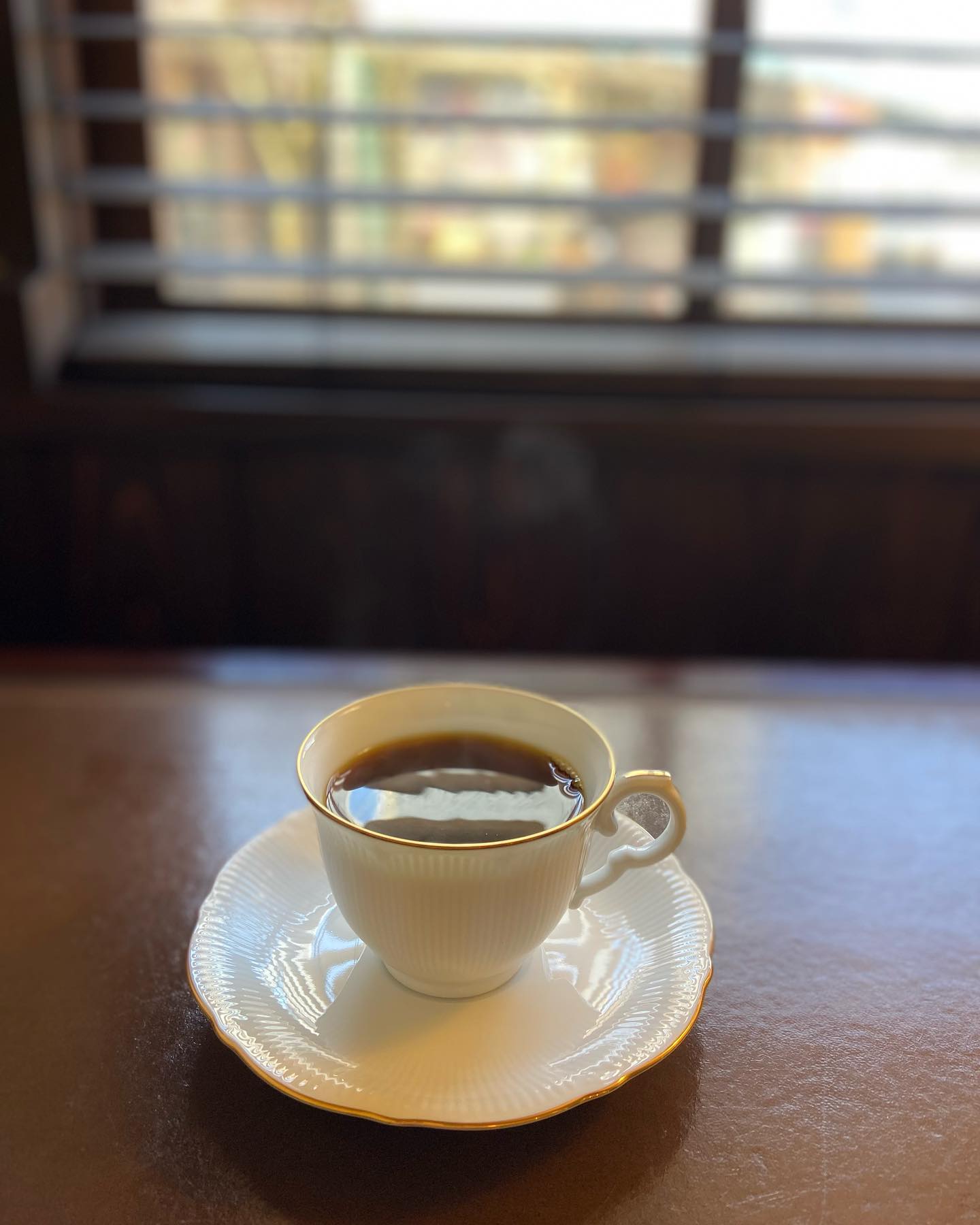 窓辺の席でいただくコスタリカ(珈琲山居)