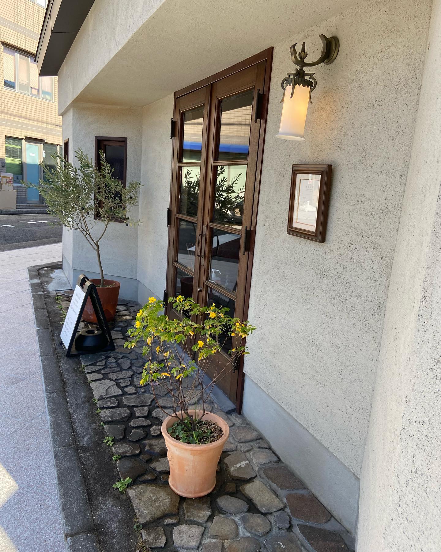 珈琲山居の外観、木の扉と鉢植え