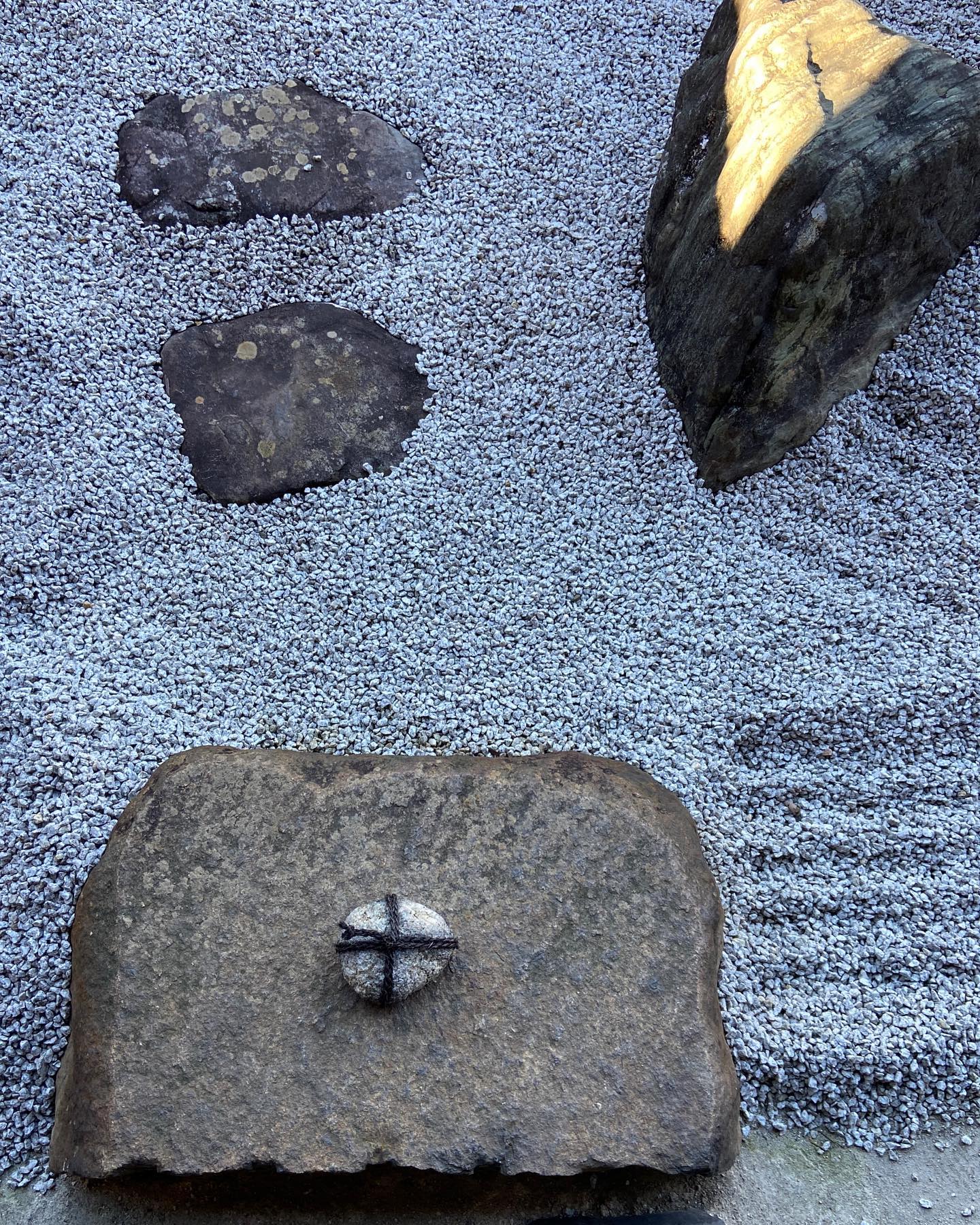 瑞峯院の庭、十字の刻まれた石