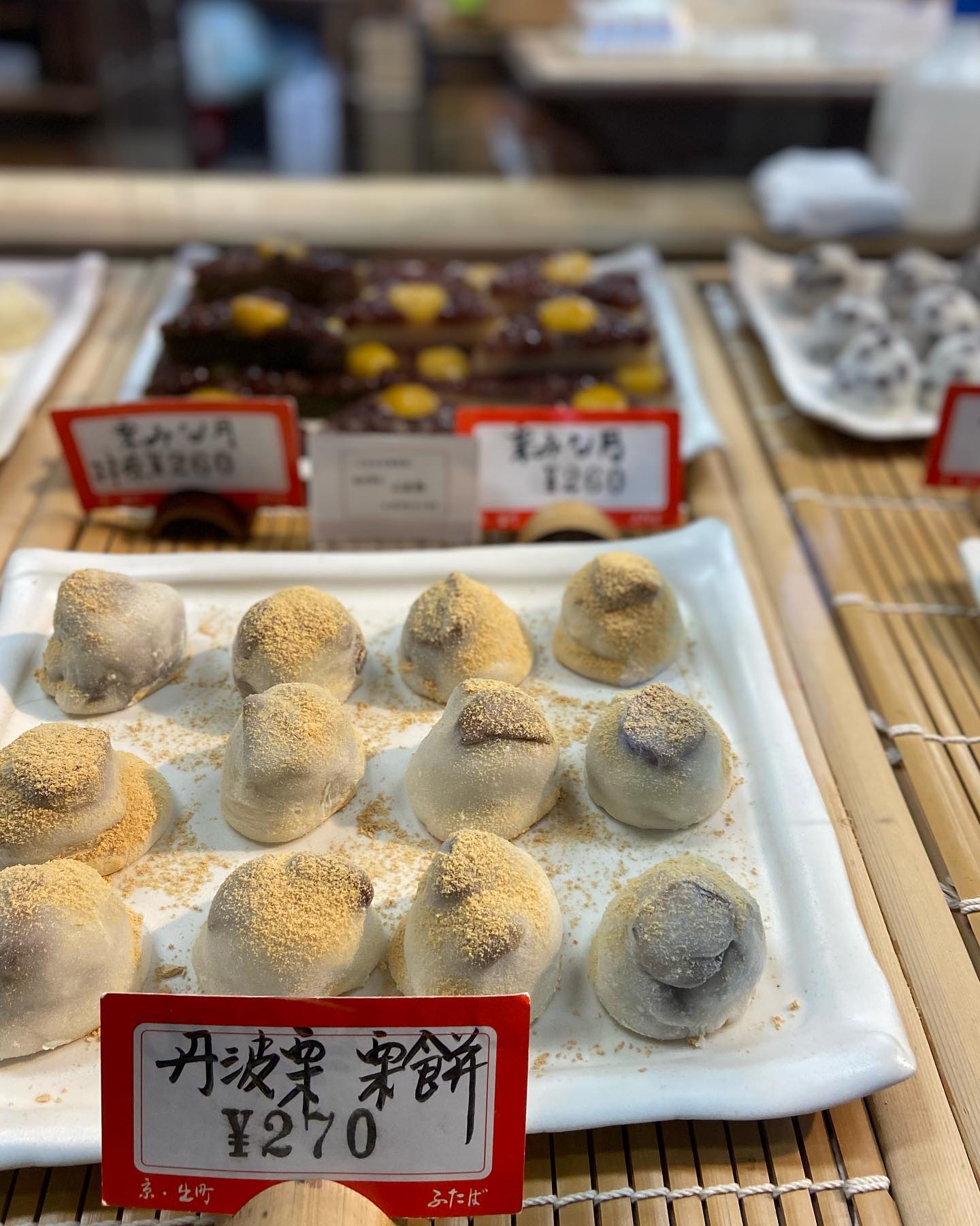 出町ふたばのショーケースに並ぶ栗餅と豆餅