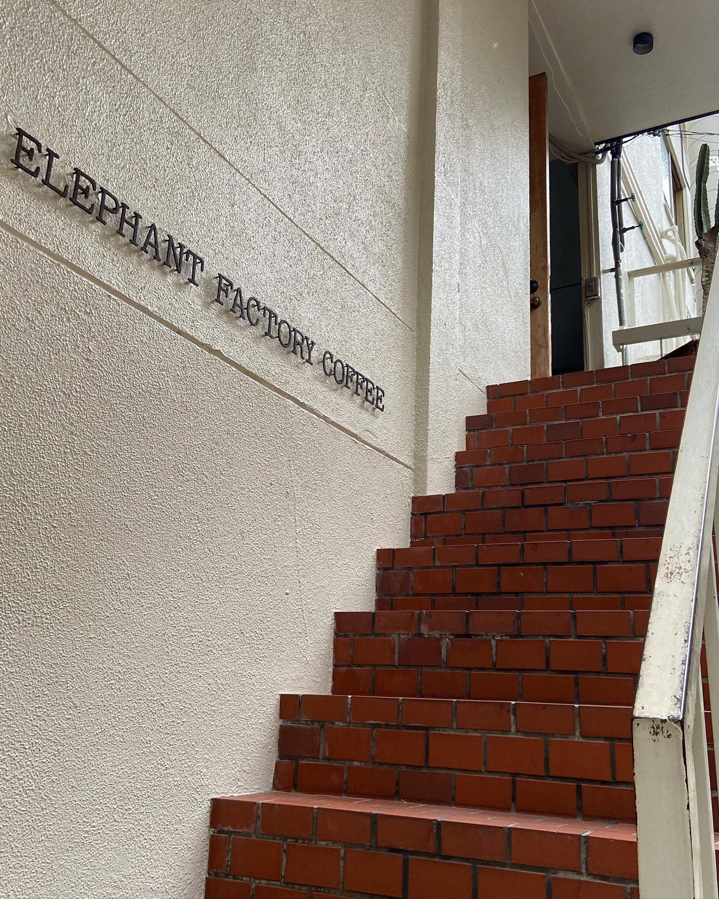 ELEPHANT FACTORY COFFEEへ上がる赤レンガの階段