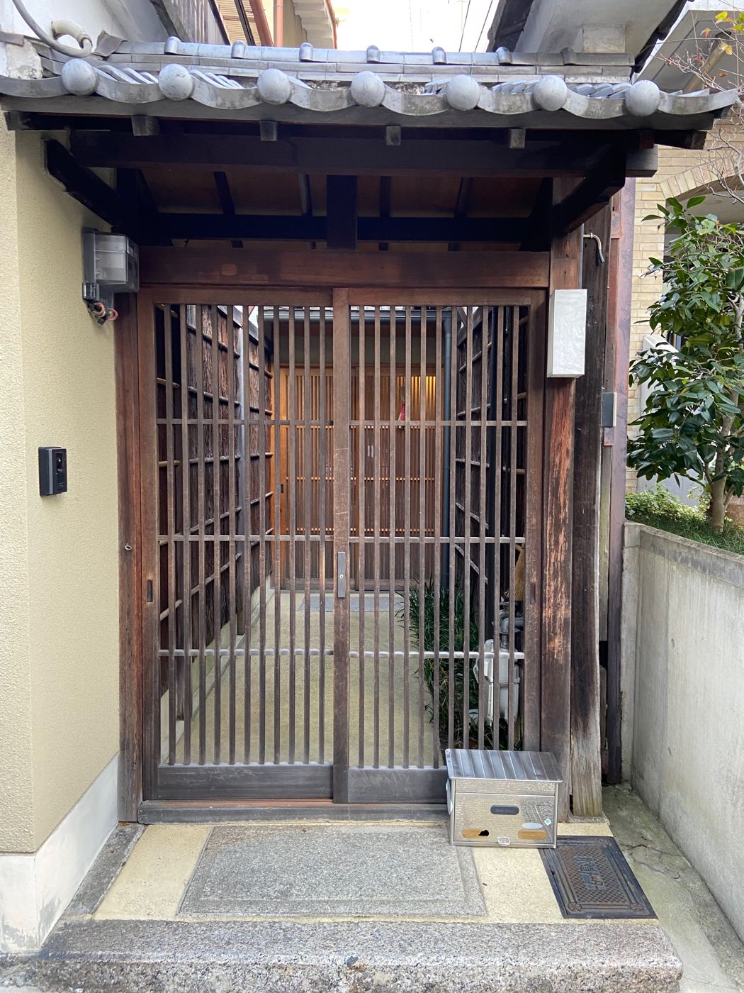 御幸町通で見つけた、アトリエらしい町家の格子戸