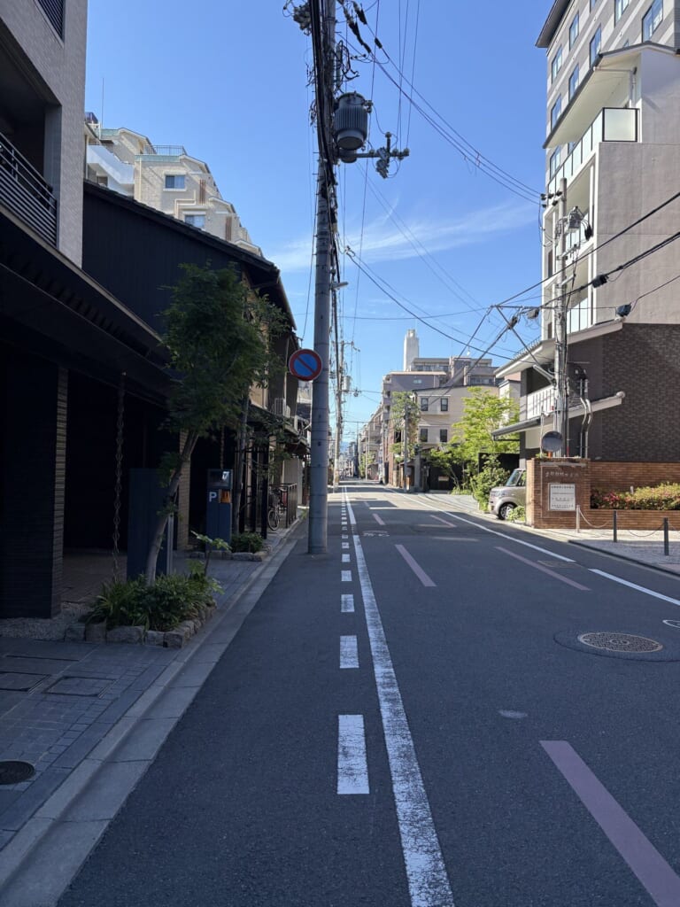 朝の光の中、まっすぐにのびる通り