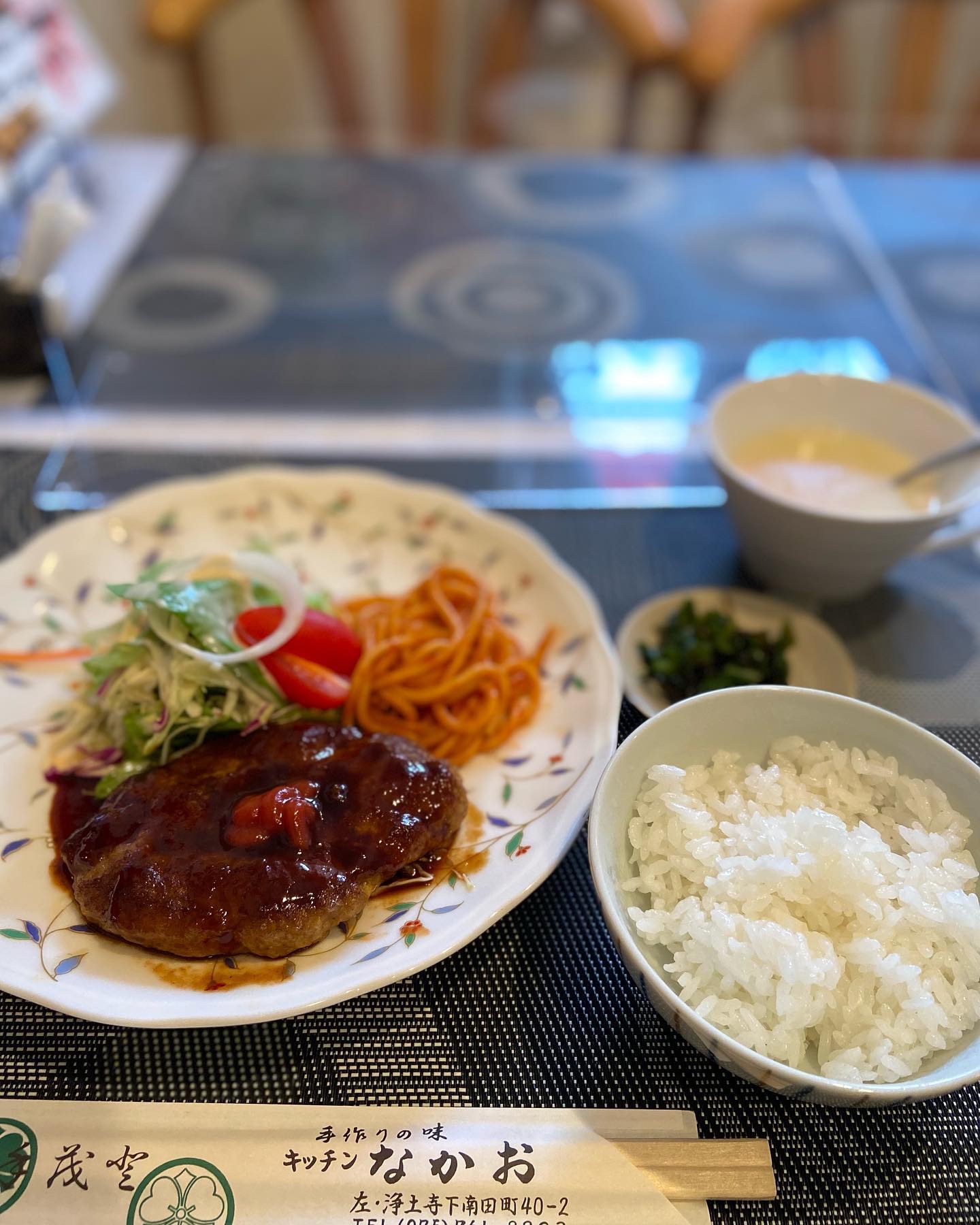 キッチンなかおの手作りランチ、ハンバーグとサラダ