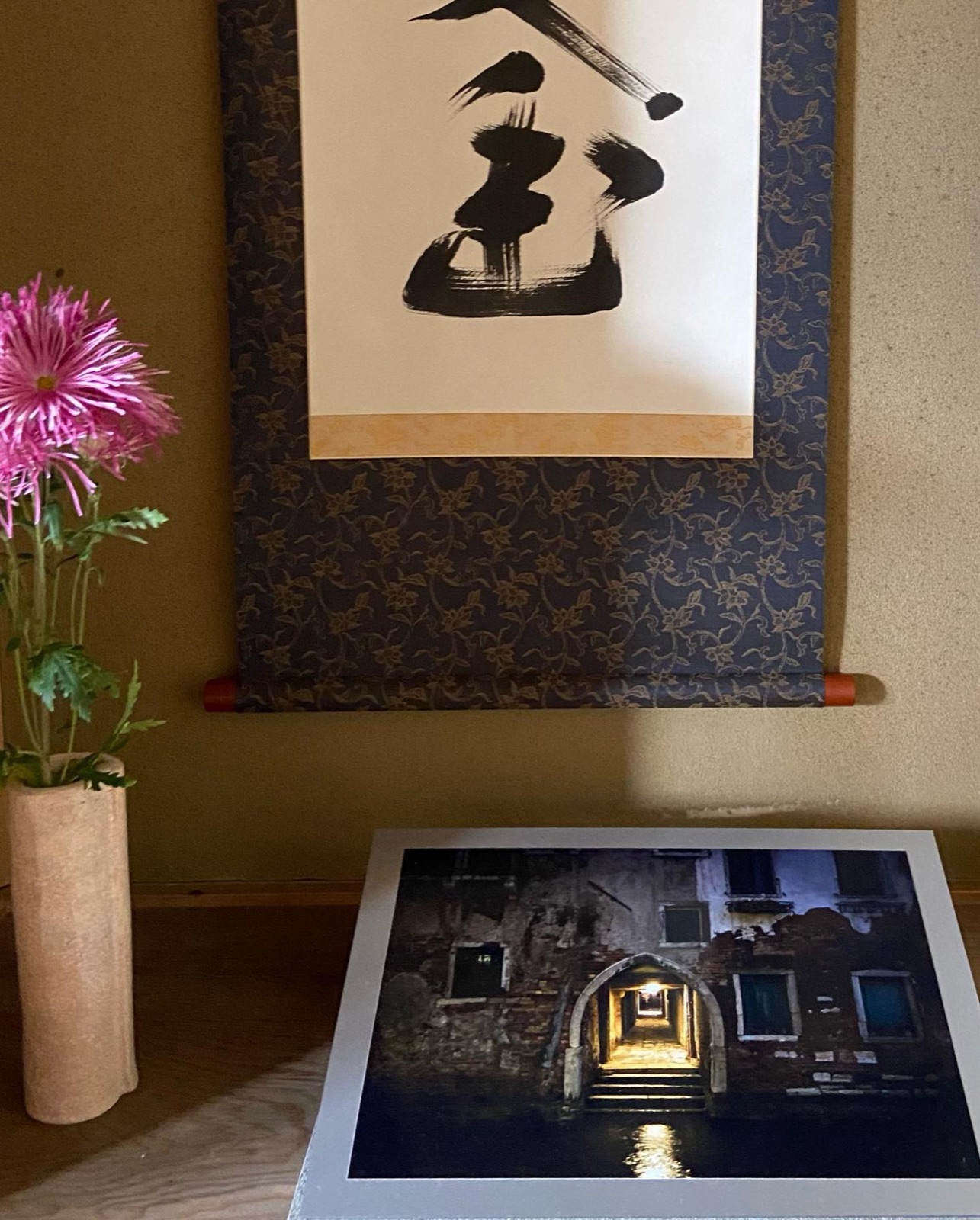 光明院の床の間の掛け軸と、展示されていた写真