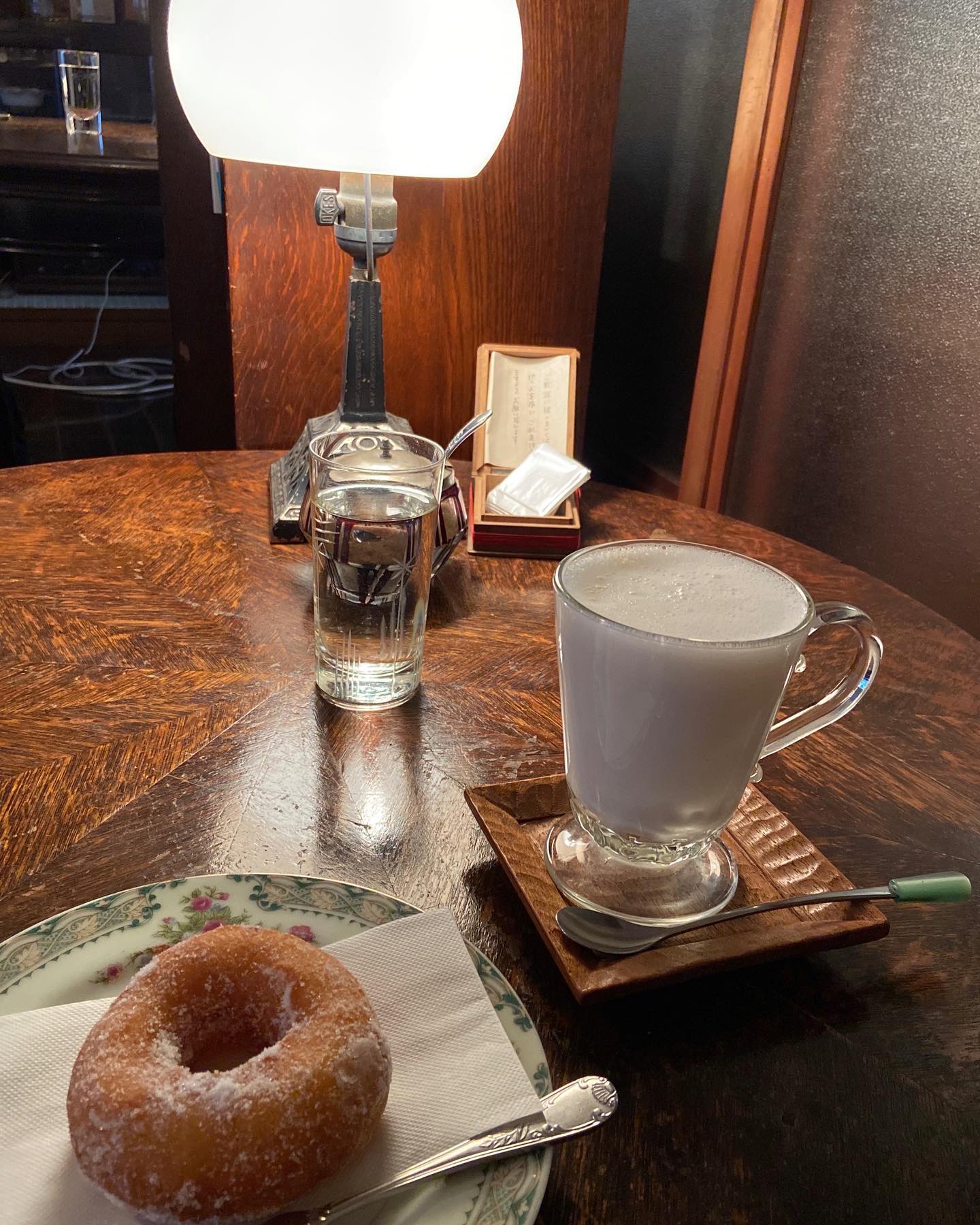 ラム酒入りのホットミルクとドーナツ(のばら珈琲)